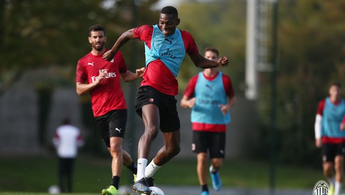 I rossoneri in allenamento a Milanello, @acmilan I rossoneri in allenamento a Milanello, @acmilan