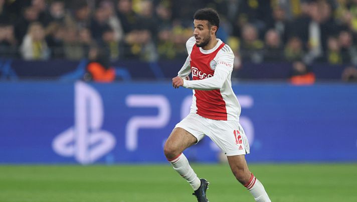 DORTMUND, GERMANY - NOVEMBER 03: Noussair Mazraoui of Ajax controls the ball during the UEFA Champions League group C match between Borussia Dortmund and AFC Ajax at Signal Iduna Park on November 03, 2021 in Dortmund, Germany. (Photo by Alex Grimm/Getty Images) Olanda, derby de Topper: Mazraoui riporta in testa l’Ajax, PSV non basta Mario Gotze - immagine 1