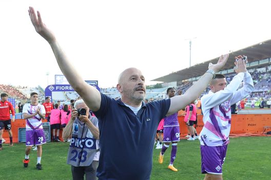 FLORENCE, ITALY - MAY 27: Head coach Vincenzo Italiano manager of ACF Fiorentina greets the fans after during the Serie A match between ACF Fiorentina and AS Roma at Stadio Artemio Franchi on May 27, 2023 in Florence, Italy. (Photo by Gabriele Maltinti/Getty Images) Italiano in conf: “Stagione straordinaria. Adesso tutti a Praga”- immagine 2