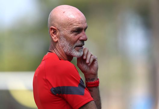 Stefano Pioli (allenatore AC Milan) qui durante una sessione di allenamento a Milanello | Milan News (Getty Images) Stefano Pioli AC Milan allenamento Milanello