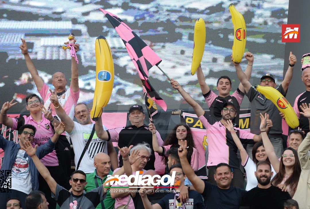 Fototifo, i tifosi allo stadio per Palermo-Feralpisaló 1-0 (gallery) - immagine 46