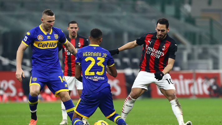 MILAN, ITALY - DECEMBER 13: Hakan Calhanoglu of A.C. Milan is put under pressure by Jasmin Kurtic and Hernani of Parma during the Serie A match between AC Milan and Parma Calcio at Stadio Giuseppe Meazza on December 13, 2020 in Milan, Italy. Sporting stadiums around Italy remain under strict restrictions due to the Coronavirus Pandemic as Government social distancing laws prohibit fans inside venues resulting in games being played behind closed doors. (Photo by Marco Luzzani/Getty Images) MILAN, ITALY - DECEMBER 13: Hakan Calhanoglu of A.C. Milan is put under pressure by Jasmin Kurtic and Hernani of Parma during the Serie A match between AC Milan and Parma Calcio at Stadio Giuseppe Meazza on December 13, 2020 in Milan, Italy. Sporting stadiums around Italy remain under strict restrictions due to the Coronavirus Pandemic as Government social distancing laws prohibit fans inside venues resulting in games being played behind closed doors. (Photo by Marco Luzzani/Getty Images)