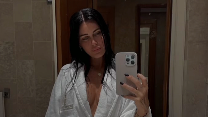 Natalie, scatto bollente in accappatoio. Lady Zarate fa sognare il web col suo décolleté  Natalie, scatto bollente in accappatoio. Lady Zarate fa sognare il web col suo décolleté - immagine 1