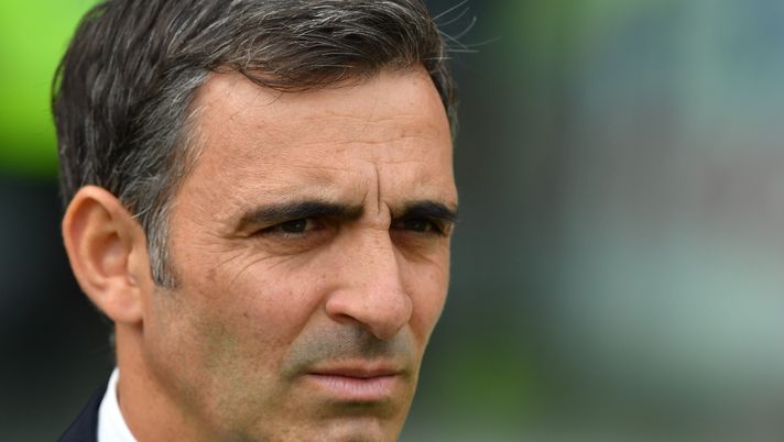 TURIN, ITALY - OCTOBER 01:  Hellas Verona FC head coach Fabio Pecchia looks on during the Serie A match between Torino FC and Hellas Verona FC at Stadio Olimpico di Torino on October 01, 2017 in Turin, Italy.  (Photo by Valerio Pennicino/Getty Images) 