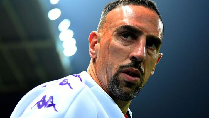 PARMA, ITALY - NOVEMBER 07: Franck Ribery of ACF Fiorentina looks on during the Serie A match between Parma Calcio and ACF Fiorentina at Stadio Ennio Tardini on November 07, 2020 in Parma, Italy. (Photo by Alessandro Sabattini/Getty Images) Prandelli: “Ribery, stop in allenamento! Kokorin ha bisogno di tre settimane” - immagine 1