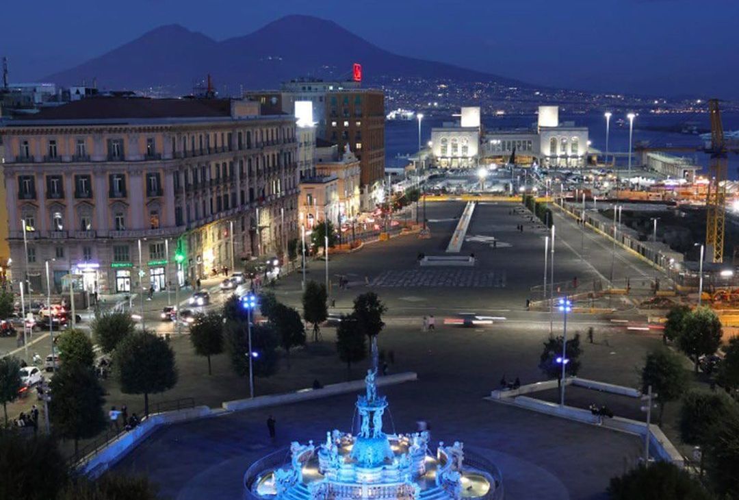 FOTO Il Maschio Angioino e la Fontana del Nettuno si tingono d’azzurro per Euro 2024 - immagine 3