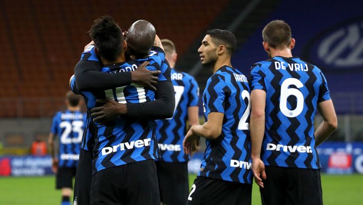 MILAN, ITALY - APRIL 07: Lautaro Martinez of Internazionale celebrates with team mate Romelu Lukaku after scoring their side's second goal during the Serie A match between FC Internazionale and US Sassuolo at Stadio Giuseppe Meazza on April 07, 2021 in Milan, Italy. Sporting stadiums around Italy remain under strict restrictions due to the Coronavirus Pandemic as Government social distancing laws prohibit fans inside venues resulting in games being played behind closed doors. (Photo by Marco Luzzani/Getty Images) MILAN, ITALY - APRIL 07: Lautaro Martinez of Internazionale celebrates with team mate Romelu Lukaku after scoring their side's second goal during the Serie A match between FC Internazionale and US Sassuolo at Stadio Giuseppe Meazza on April 07, 2021 in Milan, Italy. Sporting stadiums around Italy remain under strict restrictions due to the Coronavirus Pandemic as Government social distancing laws prohibit fans inside venues resulting in games being played behind closed doors. (Photo by Marco Luzzani/Getty Images)