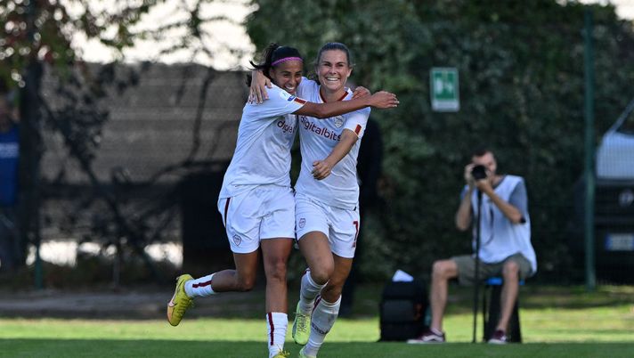 SESTO SAN GIOVANNI, ITALY - OCTOBER 29: Emilie Haavi of AS Roma (R) celebrates goal with teammate Andressa Alves Da Silva of AS Roma (L) during the Women Serie A match between FC Internazionale and AS Roma at Stadio Breda on October 29, 2022 in Sesto San Giovanni, Italy. (Photo by Chris Ricco/Getty Images) Femminile, tifo bianconero ma Supercoppa giallorossa… - immagine 1