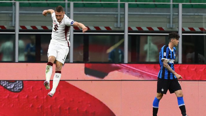 MILAN, ITALY - JULY 13:  Andrea Belotti (L) of Torino FC celebrates after scoring the opening goal during the Serie A match between FC Internazionale and Torino FC at Stadio Giuseppe Meazza on July 13, 2020 in Milan, Italy.  (Photo by Marco Luzzani/Getty Images) 