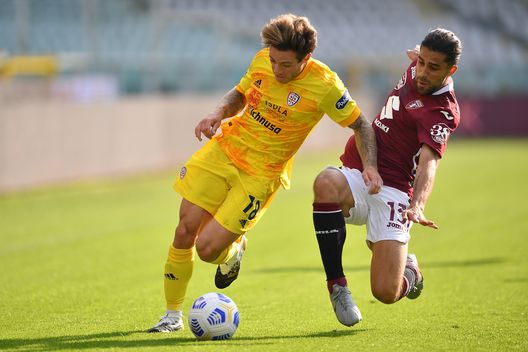 TURIN, ITALY - OCTOBER 18: Ricardo Rodriguez (R) of Torino FC tackles Nahitan Nandez of Cagliari Calcio during the Serie A match between Torino FC and Cagliari Calcio at Stadio Olimpico di Torino on October 18, 2020 in Turin, Italy. (Photo by Valerio Pennicino/Getty Images) TURIN, ITALY - OCTOBER 18: Ricardo Rodriguez (R) of Torino FC tackles Nahitan Nandez of Cagliari Calcio during the Serie A match between Torino FC and Cagliari Calcio at Stadio Olimpico di Torino on October 18, 2020 in Turin, Italy. (Photo by Valerio Pennicino/Getty Images)