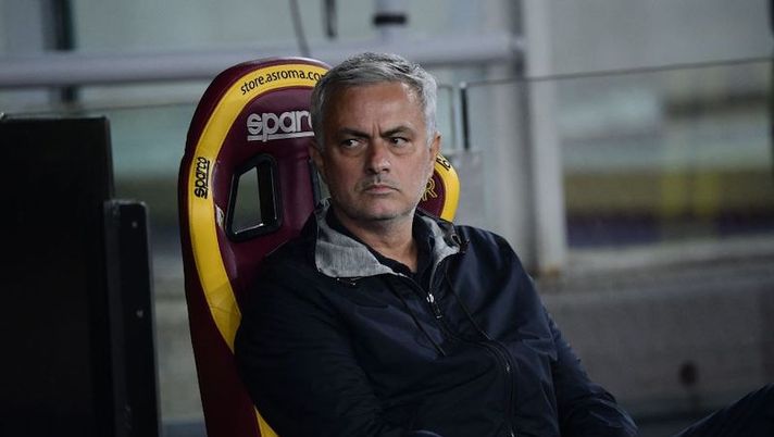 Roma's Portuguese head coach Jose Mourinho looks on prior to the Italian Serie A football match between AS Roma and AC Milan on October 31, 2021 at the Olympic stadium in Rome. (Photo by Filippo MONTEFORTE / AFP) (Photo by FILIPPO MONTEFORTE/AFP via Getty Images) Mourinho: “Niente lite con Zaniolo!”. E che stoccata a Maitland: “A me piace…” - immagine 1