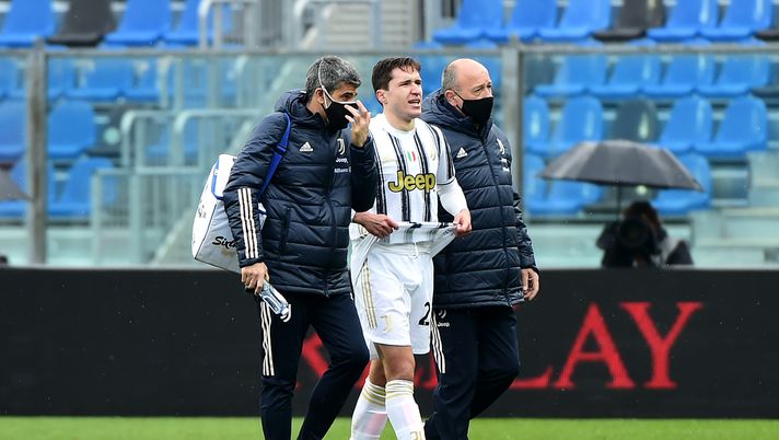 BERGAMO, ITALY - APRIL 18: Federico Chiesa of Juventus leaves the pitch with an injury during the Serie A match between Atalanta BC and Juventus at Gewiss Stadium on April 18, 2021 in Bergamo, Italy. Sporting stadiums around Italy remain under strict restrictions due to the Coronavirus Pandemic as Government social distancing laws prohibit fans inside venues resulting in games being played behind closed doors. (Photo by Pier Marco Tacca/Getty Images) BERGAMO, ITALY - APRIL 18: Federico Chiesa of Juventus leaves the pitch with an injury during the Serie A match between Atalanta BC and Juventus at Gewiss Stadium on April 18, 2021 in Bergamo, Italy. Sporting stadiums around Italy remain under strict restrictions due to the Coronavirus Pandemic as Government social distancing laws prohibit fans inside venues resulting in games being played behind closed doors. (Photo by Pier Marco Tacca/Getty Images)