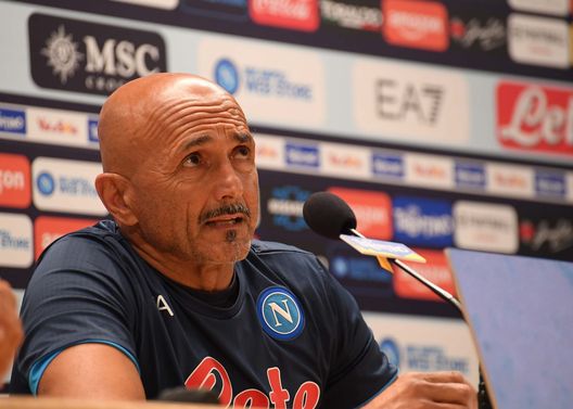 DIMARO, ITALY - JULY 09: Luciano Spalletti head coach of SSC Napoli speaks at a press conference on July 09, 2022 in Dimaro, Italy. (Photo by SSC NAPOLI/SSC NAPOLI via Getty Images) Spalletti: “Preferirò sempre Kalidou, se dovesse andare lo ringrazieremo. Su Politano…”- immagine 2