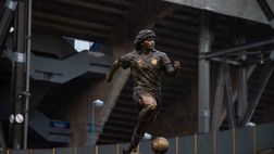 Così lo stadio di Napoli ha accolto la statua di Maradona | VIDEO
