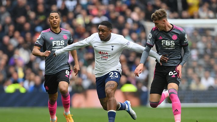 LONDON, ENGLAND - MAY 01: Steven Bergwijn of Tottenham Hotspur is challenged by Youri Tielemans and Lewis Brunt of Leicester during the Premier League match between Tottenham Hotspur and Leicester City at Tottenham Hotspur Stadium on May 01, 2022 in London, England. (Photo by Mike Hewitt/Getty Images) Derby de topper, Bergwijn cambia sponda: dal Psv all’Ajax - immagine 1