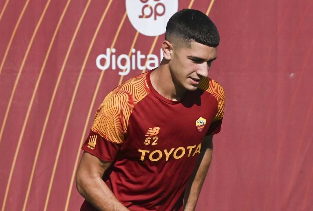 Trigoria, ripresa in vista del Betis: Karsdorp con il gruppo – FOTO GALLERY - immagine 14