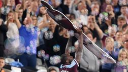 Michail Antonio miglior marcatore del West Ham ed esultanza col suo… cartonato