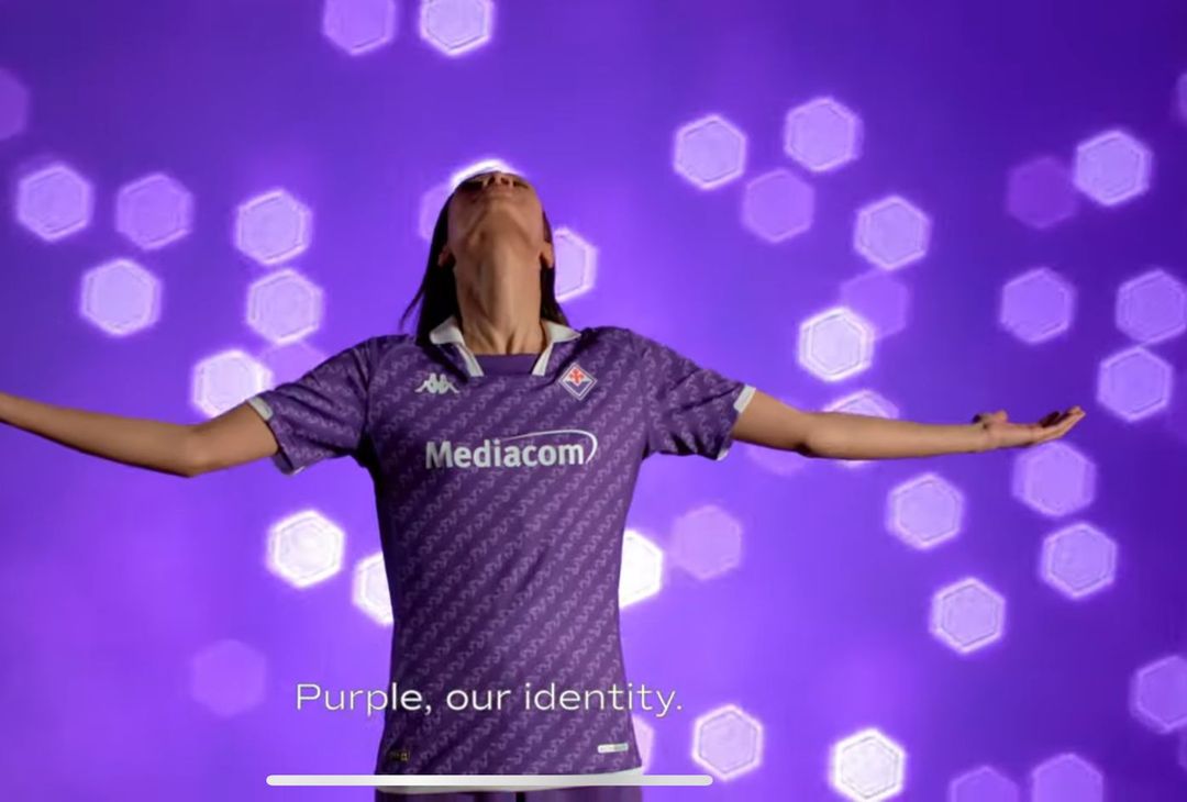 FOTO – I dettagli della nuova divisa della Fiorentina: dal colletto al DNA - immagine 9