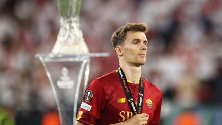 BUDAPEST, HUNGARY - MAY 31: Diego Llorente of AS Roma collects his runners-up medal after his team's defeat during the UEFA Europa League 2022/23 final match between Sevilla FC and AS Roma at Puskas Arena on May 31, 2023 in Budapest, Hungary. (Photo by Maja Hitij/Getty Images) UFFICIALE – Llorente torna alla Roma: la formula, l’annuncio sui social e le parole di Pinto - immagine 1