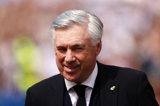 MADRID, SPAIN - APRIL 30: Carlo Ancelotti, Head Coach of Real Madrid looks on prior to the LaLiga Santander match between Real Madrid CF and RCD Espanyol at Estadio Santiago Bernabeu on April 30, 2022 in Madrid, Spain. (Photo by Gonzalo Arroyo Moreno/Getty Images) Ecco la Liga asimmetrica: Clasico alla nona e alla 26esima, derby di Barcellona a Capodanno - immagine 1