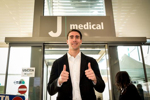 TURIN, ITALY - JANUARY 28: Juventus new signing Dusan Vlahovic arrives for medical tests on January 28, 2022 in Turin, Italy. (Photo by Daniele Badolato - Juventus FC/Juventus FC via Getty Images) TURIN, ITALY - JANUARY 28: Juventus new signing Dusan Vlahovic arrives for medical tests on January 28, 2022 in Turin, Italy. (Photo by Daniele Badolato - Juventus FC/Juventus FC via Getty Images)