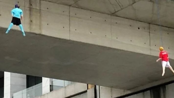 Porto-Benfica: il manichino dell'arbitro e quello del Benfica appesi prima del 3-2 allo stadio Dragao... 