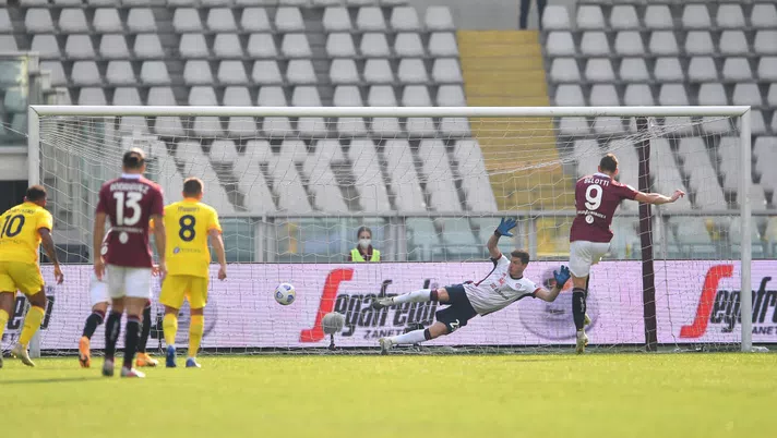 TURIN, ITALY - OCTOBER 18:  Andrea Belotti (C) of Torino FC scores the opening goal from the penalty spot during the Serie A match between Torino FC and Cagliari Calcio at Stadio Olimpico di Torino on October 18, 2020 in Turin, Italy.  (Photo by Valerio Pennicino/Getty Images)