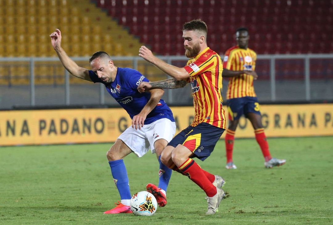  LECCE, ITALY - JULY 15: Zan Majer of Lecce competes for the ball with Franck Ribery of Fiorentina during the Serie A match between US Lecce and  ACF Fiorentina at Stadio Via del Mare on July 15, 2020 in Lecce, Italy. (Photo by Maurizio Lagana/Getty Images)  