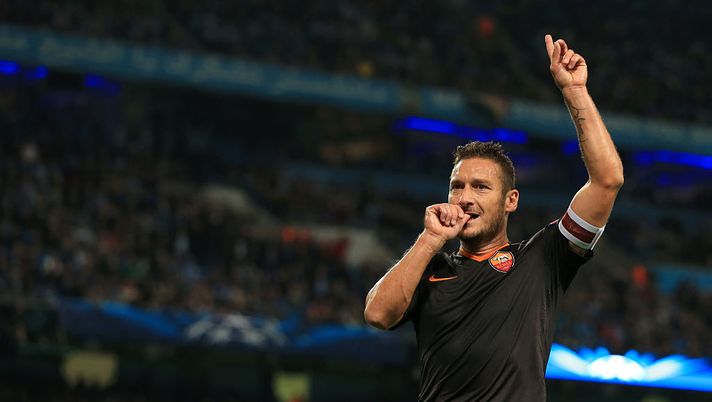 Totti risponde alla Volkswagen: “Il gesto del ciuccio è dedicato a Ilary, la donna che amo” – FOTO Totti risponde alla Volkswagen: “Il gesto del ciuccio è dedicato a Ilary, la donna che amo” – FOTO