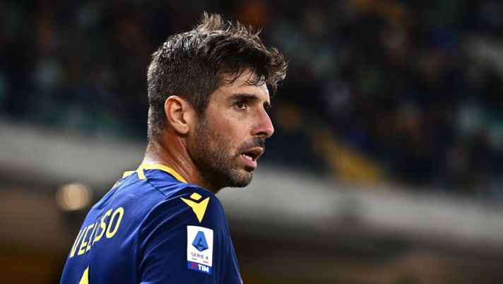 VERONA, ITALY - NOVEMBER 13: Miguel Veloso of Hellas Verona looks on during the Serie A match between Hellas Verona and Spezia Calcio at Stadio Marcantonio Bentegodi on November 13, 2022 in Verona, Italy. (Photo by Alessandro Sabattini/Getty Images) Verona, novità Veloso e cinque giocatori lavorano a parte: le ultime dopo l’allenamento - immagine 1