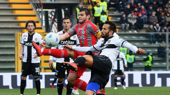 CREMONA, ITALY - JANUARY 20: Valerio Di Cesare of Parma Calcio competes for the ball whit Andrea Brighenti of US Cremonese during the serie B match between US Cremonese and Parma FC at Stadio Giovanni Zini on January 20, 2018 in Cremona, Italy.  (Photo by Alessandro Sabattini/Getty Images)  CREMONA, ITALY - JANUARY 20: Valerio Di Cesare of Parma Calcio competes for the ball whit Andrea Brighenti of US Cremonese during the serie B match between US Cremonese and Parma FC at Stadio Giovanni Zini on January 20, 2018 in Cremona, Italy.  (Photo by Alessandro Sabattini/Getty Images)