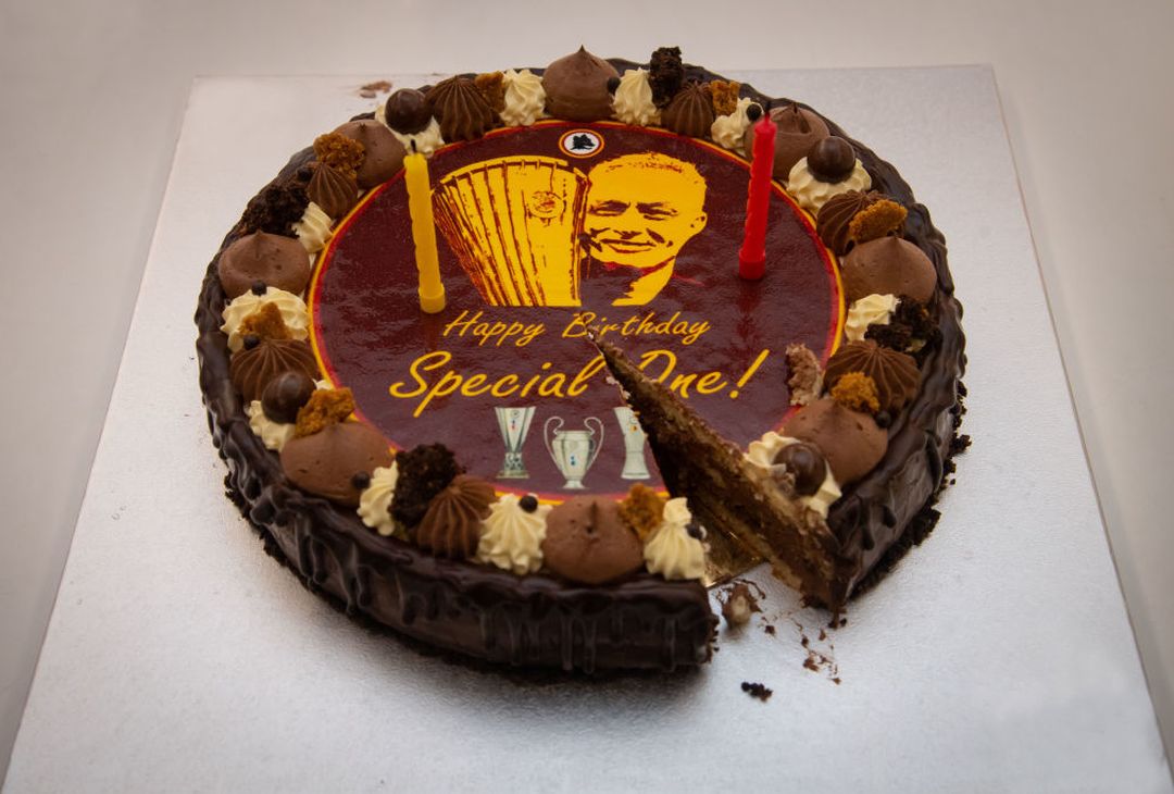 La torta e il video dei dipendenti: i 60 anni di Mourinho a Trigoria – FOTO GALLERY - immagine 6