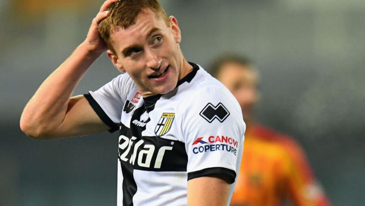 PARMA, ITALY - JANUARY 13: Dejan Kulusevski of Parma Calcio reacts during the Serie A match between Parma Calcio and US Lecce at Stadio Ennio Tardini on January 13, 2020 in Parma, Italy. (Photo by Alessandro Sabattini/Getty Images) Kulusevski torna dalla Svezia: stop di 14 giorni, dalla Juve ora filtra… - immagine 1