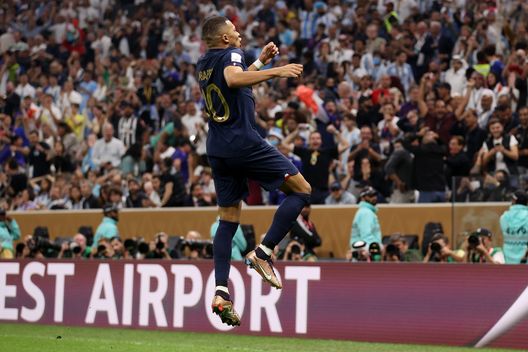 Kylian Mbappe (Photo by Catherine Ivill/Getty Images) L’Argentina di Messi trionfa ai rigori: inutile la tripletta storica di Mbappe- immagine 2