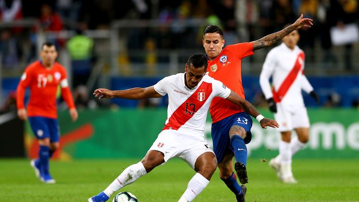 PORTO ALEGRE, BRAZIL - JULY 03: Renato Tapia of Peru fights for the ball with Erick Pulgar of Chile during the Copa America Brazil 2019 Semi Final match between Chile and Peru at Arena do Gremio on July 03, 2019 in Porto Alegre, Brazil. (Photo by Lucas Uebel/Getty Images) 