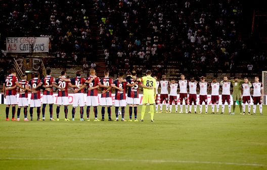BOLOGNA, ITALY - AUGUST 20: players of Bologna FC and Torino FC stand for a one minute mourning for the casualties of the acts of terrorism in Barcelona and Turku during the Serie A match between Bologna FC and Torino FC at Stadio Renato Dall'Ara on August 20, 2017 in Bologna, Italy. (Photo by Mario Carlini / Iguana Press/Getty Images) BOLOGNA, ITALY - AUGUST 20: players of Bologna FC and Torino FC stand for a one minute mourning for the casualties of the acts of terrorism in Barcelona and Turku during the Serie A match between Bologna FC and Torino FC at Stadio Renato Dall'Ara on August 20, 2017 in Bologna, Italy. (Photo by Mario Carlini / Iguana Press/Getty Images)