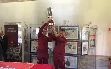  Ambrogio e Gilli mostrano la Supercoppa Primavera vinta contro l'Inter.