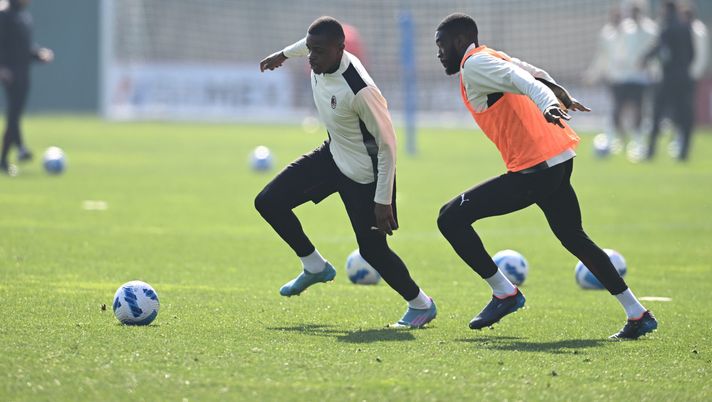 Fikayo Tomori e Pierre Kalulu (difensori AC Milan) in allenamento (Getty Images) Tomori Kalulu AC Milan Milan-Empoli 1-0 Serie A 2021-2022