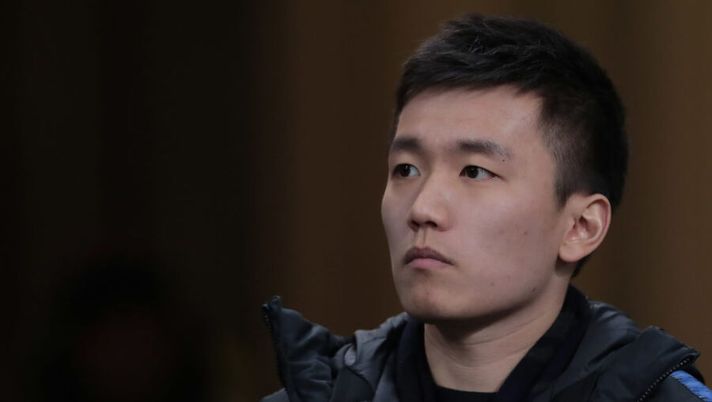 MILAN, ITALY - JANUARY 19: FC Internazionale Milano president Steven Zhang looks on during the Serie A match between FC Internazionale and US Sassuolo at Stadio Giuseppe Meazza on January 19, 2019 in Milan, Italy. (Photo by Emilio Andreoli/Getty Images) Inter, il comunicato di Zhang dopo le voci sulla cessione del club - immagine 1