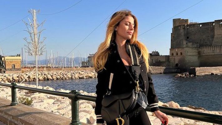 Chiara Nasti si gode il sole di Napoli: lady Zaccagni in visita in città 