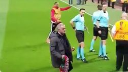 VIDEO / EL, tutta la garra di Mourinho: gli lanciano una sciarpa, lui si scatena
