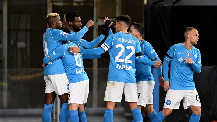 NAPLES, ITALY - DECEMBER 16: Victor Osimhen of SSC Napoli (L) celebrates with teammates after scoring their team's first goal during the Serie A TIM match between SSC Napoli and Cagliari Calcio at Stadio Diego Armando Maradona on December 16, 2023 in Naples, Italy. (Photo by Francesco Pecoraro/Getty Images) Napoli sassuolo