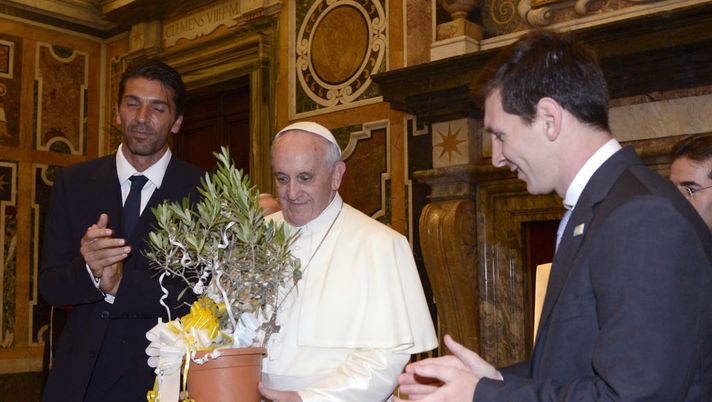 VATICAN CITY, VATICAN - AUGUST 13: Pope Francis exchanges gifts with Gianluigi Buffon of Italy and Lionel Messi of Argentina (R) during a private audience at The Vatican on August 13, 2013 in Vatican City, Vatican. (Photo by Claudio Villa/Getty Images) Papa Francesco “benedice” Messi: in dono la maglia vaticana - immagine 1