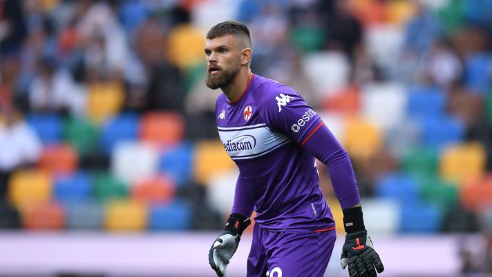 UDINE, ITALY - SEPTEMBER 26: Bartlomiej Dragowski of ACF Fiorentina looks on during the Serie A match between Udinese Calcio and ACF Fiorentina at Dacia Arena on September 26, 2021 in Udine, Italy. (Photo by Alessandro Sabattini/Getty Images) Fantacalcio Fiorentina, due assenze in vista dell’Atalanta: Dragowski nuovamente titolare - immagine 1
