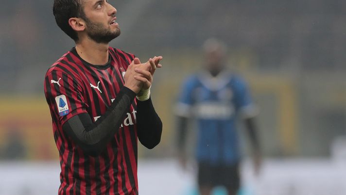 MILAN, ITALY - FEBRUARY 09:  Hakan Calhanoglu of AC Milan reacts during the Serie A match between FC Internazionale and AC Milan at Stadio Giuseppe Meazza on February 9, 2020 in Milan, Italy.  (Photo by Emilio Andreoli/Getty Images) 