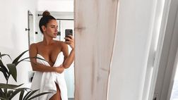 Lucia Javorcekova, il buongiorno è hot: il seno coperto a malapena solo da…