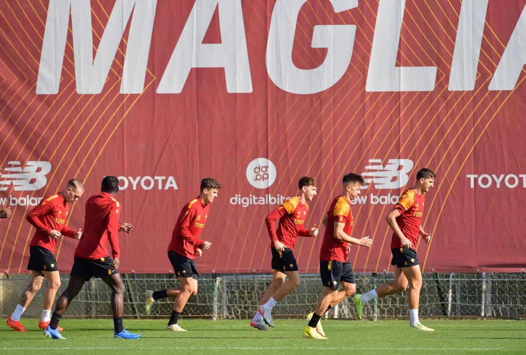 Trigoria, Dybala in gruppo prima della sfida con il Torino – FOTO GALLERY - immagine 47