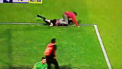 VIDEO / Cose turche, un tifoso Trabzonspor invade il campo e picchia l’arbitro