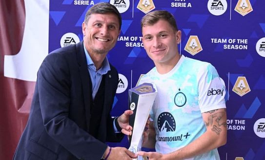 Barella miglior centrocampista, premiato da Zanetti. Orgoglio a casa sua davanti alla tv- immagine 2