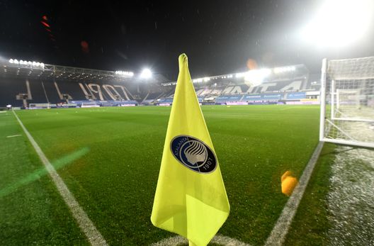 BERGAMO, ITALY - DECEMBER 20: A detailed view of a corner flag prior to the Serie A match between Atalanta BC and AS Roma at Gewiss Stadium on December 20, 2020 in Bergamo, Italy. Sporting stadiums around Italy remain under strict restrictions due to the Coronavirus Pandemic as Government social distancing laws prohibit fans inside venues resulting in games being played behind closed doors. (Photo by Pier Marco Tacca/Getty Images) BERGAMO, ITALY - DECEMBER 20: A detailed view of a corner flag prior to the Serie A match between Atalanta BC and AS Roma at Gewiss Stadium on December 20, 2020 in Bergamo, Italy. Sporting stadiums around Italy remain under strict restrictions due to the Coronavirus Pandemic as Government social distancing laws prohibit fans inside venues resulting in games being played behind closed doors. (Photo by Pier Marco Tacca/Getty Images)
